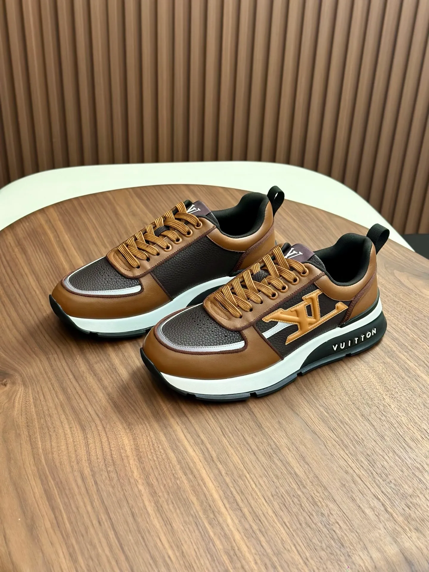 [L Family] Top P: 840💰 Size: 39-44 (38.45 can be customized) Lujia new color matching men's 🧍‍♂️trainer sneakers, this LV Trainer sneaker is made of soft grained calfskin, showing pure colors, the brand was born in 1854, the designer's handwritten brand logo is embellished on one side, virgil Designed by abloh himself, it is a very commemorative sneaker, the new LV Louis Vuitton trainer sneaker low casual sports culture versatile basketball shoes